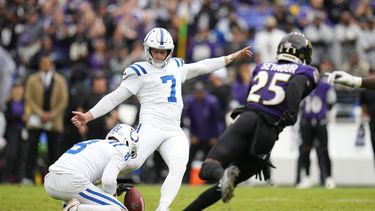 Matt Gay (7) de los Colts de Indianápolis patea el gol de campo para vencer a los Ravens de Baltimore, el domingo 24 de septiembre de 2023, en Baltimore. (AP Foto/Julio Cortez)