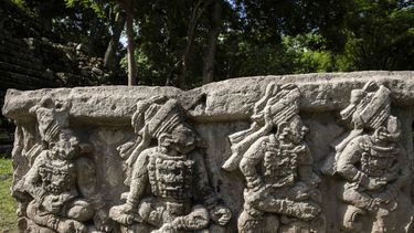 ARCHIVO - El altar Q, que muestra a 16 reyes en la sucesión dinástica de la ciudad, puede apreciarse dentro del sitio arqueológico de Copán, el sábado 3 de julio de 2021, en Copán Ruinas, Honduras. (AP Foto/Rodrigo Abd, archivo)