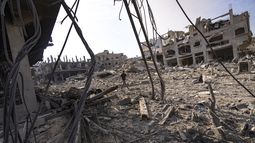 Un palestino camina entre la destrucción causada por los ataques aéreos israelíes en la Ciudad de Gaza, el 11 de octubre de 2023. (AP Foto/Fatima Shbair)