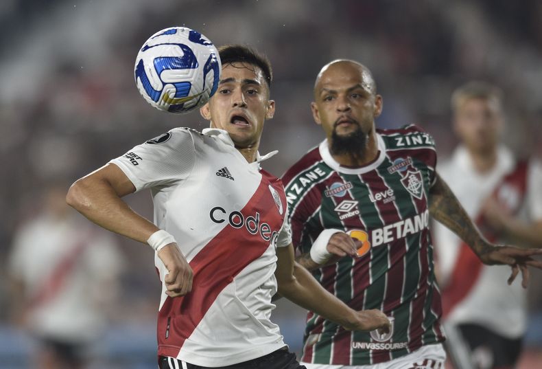 Pablo Solari, de River Plate de Argentina, y Felipe Melo, de Fluminense de Brasil, persiguen un balón durante un partido de la Copa Libertadores, el miércoles 7 de junio de 2023 (AP Foto/Gustavo Garello)