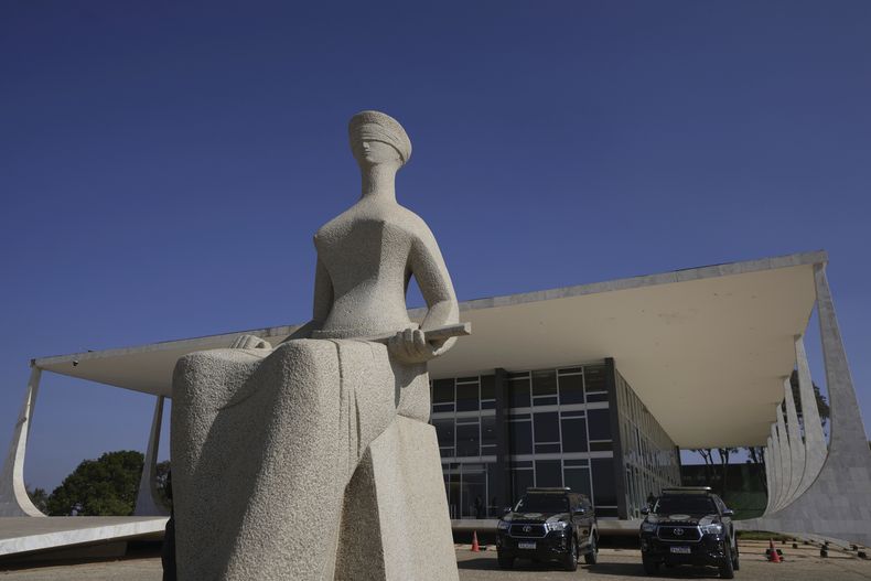 ARCHIVO - Una estatua de la Justicia, que representa a una mujer con los ojos vendados sosteniendo una espada, se encuentra en el exterior del Supremo Tribunal Federal, el 2 de septiembre de 2024, en Brasilia, Brasil. (AP Foto/Eraldo Peres, archivo)