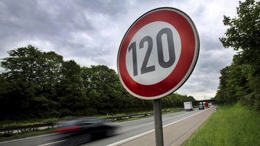 Un letrero que indica el límite de velocidad de 120 km/h (75 mph) en la carretera A59 cerca de Troisdorf, Alemania, el 15 de mayo del 2013. (Oliver Berg/dpa via AP)