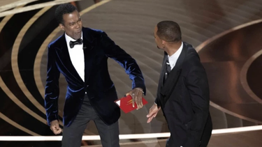 ¿chris rock supero la cachetada? el primer chistesito que lanzo el comediante sobre el golpe de will smith