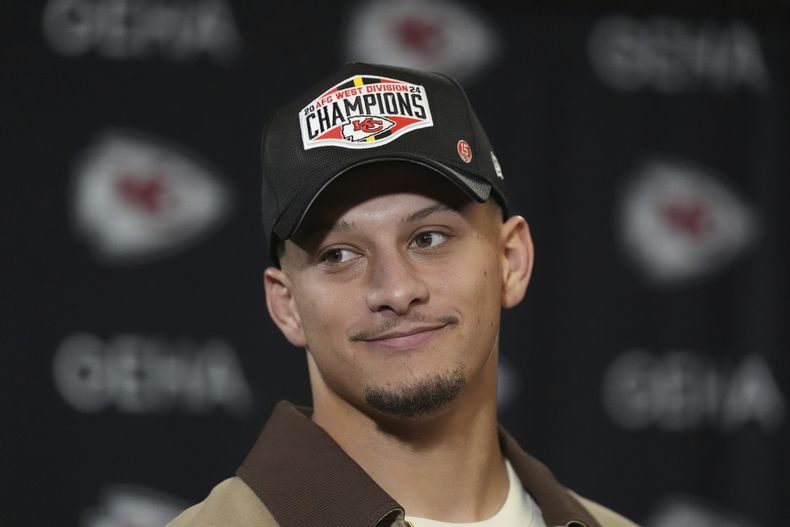 Patrick Mahomes, quarterback de los Chiefs de Kansas City, habla durante una conferencia de prensa después del partido de la NFL en contra de los Chargers de Los Ángeles, el domingo 8 de diciembre de 2024, en Kansas City, Missouri. (AP Foto/Charlie Riedel)