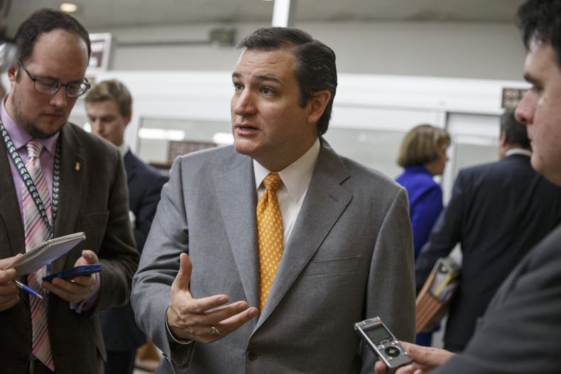 El senador republicano Ted Cruz habla con reporteros en el Capitolio, el martes 17 de diciembre de 2013, en Washington. (Foto AP/J. Scott Applewhite, archivo)