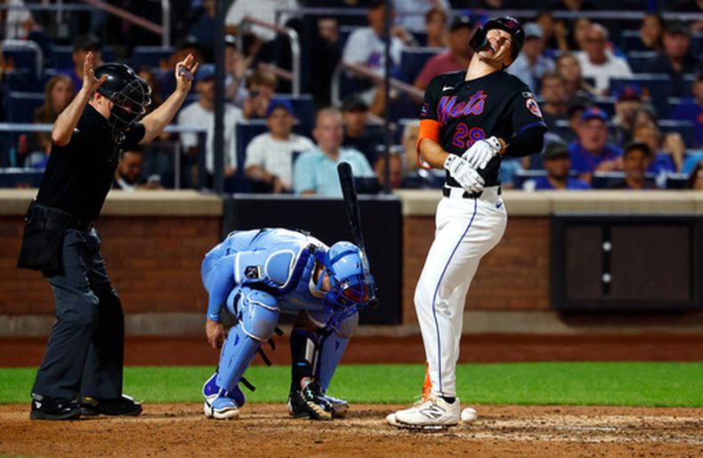 Jared Young, derecha, de los Mets de Nueva York, reacciona después de haber sido golpeado por un lanzamiento durante la octava entrada del juego de béisbol de Grandes Ligas contra los Reales de Kansas City, el miércoles 8 de julio de 2026, en Nueva York. (AP Foto/Noah K. Murray)