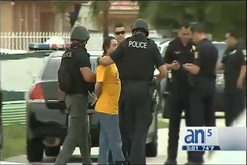 Un hombre armado se atrincheró hoy dentro de su casa en Hialeah tras una aparente disputa doméstica
