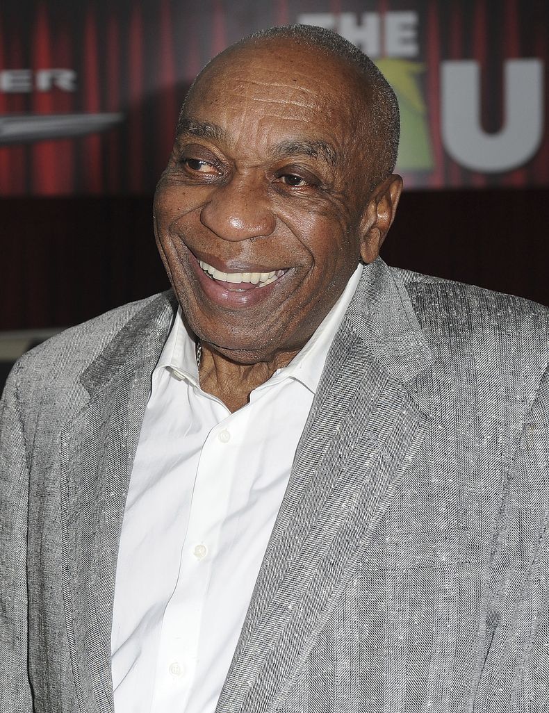 ARCHIVO - Bill Cobbs llega al estreno de The Muppets en el cine El Capitan el 12 de noviembre de 2011, en Los Angeles. Cobbs, el actor de carácter que se convirtió en una presencia omnipresente y sabia en la pantalla cuando era un hombre mayor. Murió el martes 25 de junio de 2024 en su casa de Inland Empire, California. Tenía 90 años. (Foto AP/Katy Winn, archivo)