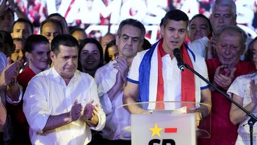 Santiago Peña, candidato presidencial del Partido Colorado gobernante, a la derecha, en una intervención junto al expresidente paraguayo Horacio Cartes tras el cierre de urnas en las elecciones generales, en Asunción, Paraguay, el domingo 30 de abril de 2023. Con un 43,15% de los votos, al 90 % de escrutinio, la tendencia irreversible coloca a Peña como nuevo presidente de Paraguay y confirma cinco años más de mandato para el oficialismo. (AP Foto/Jorge Sáenz)