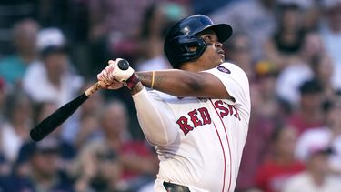 El dominicano Rafael Devers de los Medias Rojas de Boston observa su doble remolcador para ganar el encuentro en la décima entrada ante los Marineros de Seattle el miércoles 31 de julio del 2024. (AP Foto/Charles Krupa)