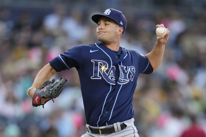 El abridor de los Rays de Tampa Bay Shane McClanahan trabaja en la primera entrada en el juego ante los Padres de San Diego el viernes 16 de junio del 2023. (AP Foto/Gregory Bull)