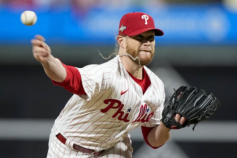 ARCHIVO - El relevista de los Filis de Filadelfia Craig Kimbrel lanza ante los Diamondbacks de Arizona en el sexto juego de la serie de campeonato de la Liga Nacional, el lunes 23 de octubre de 2023, en Filadelfia. Kimbrel ha firmado como agente libre con los Orioles de Baltimore. (AP Foto/Brynn Anderson)