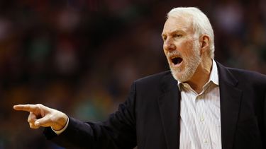 americateve | Gregg Popovich, entrenador de los Spurs de San Antonio, da instrucciones durante el partido del domingo 30 de noviembre de 2014, frente a los Celtics de Boston (AP Foto/Winslow Townson)