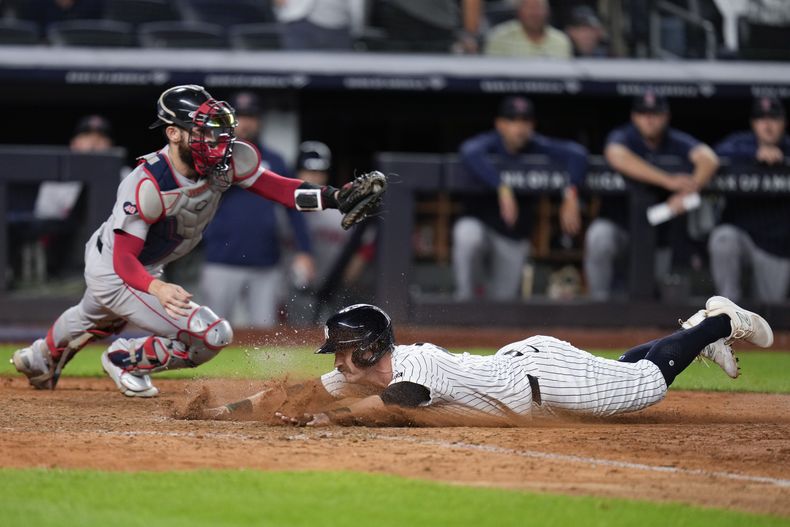 Jon Berti de los Yankees de Nueva York se desliza al anotar una carrera ante los Medias Rojas de Boston, el jueves 12 de septiembre de 2024, en Nueva York. (AP Foto/Seth Wenig)