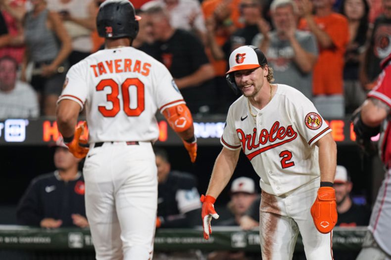 El dominicano Leody Taveras, de los Orioles de Baltimore, festeja con Gunnar Henderson, después de batear un jonrón de dos carreras ante los Angelinos de Los Ángeles, el miércoles 5 de agosto de 2026 (AP Foto/Stephanie Scarbrough)