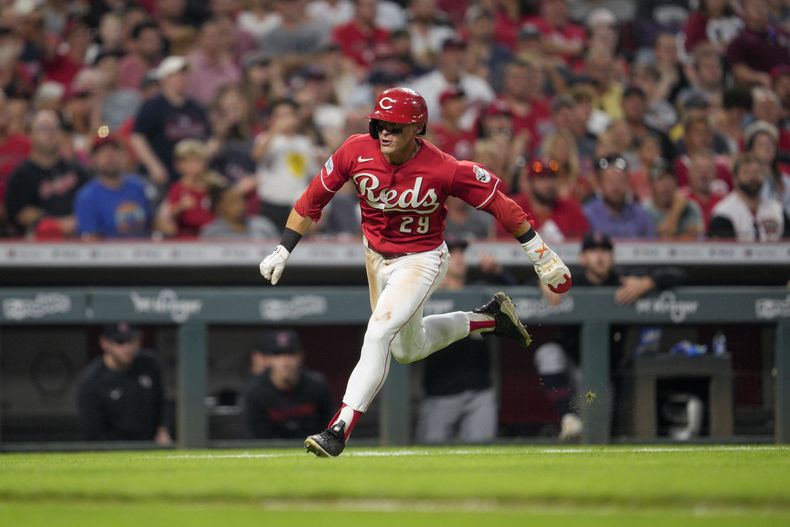 TJ Friedl (29), de los Rojos de Cincinnati, pasa por tercera base y se enfila a anotar con sencillo de Joey Votto en la séptima entrada del juego de béisbol en contra de los Guardianes de Cleveland, en Cincinnati, el miércoles 16 de agosto de 2023. (AP Foto/Jeff Dean)