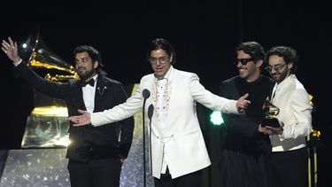 Tony Casas, de izquierda a derecha, Alberto Montenegro, Alejandro Abeijón y Rodrigo Michelangeli de Rawayana reciben el premio al mejor álbum de rock o música alternativa latina por¿Quién trae las cornetas? en la 67a entrega anual de los premios Grammy el domingo 2 de febrero de 2025 en Los Ángeles. (Foto AP/Chris Pizzello)