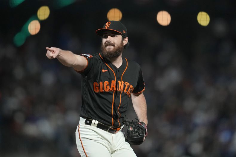 Ryan Walker, pitcher de los Gigantes de San Francisco, celebra en el juego del sábado 30 de septiembre de 2023, ante los Dodgers de Los Ángeles (AP Foto/Jeff Chiu)
