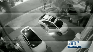 roba miles de dolares en equipos de computacion y un arma en un vecindario de hialeah