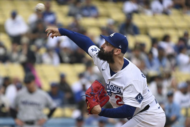 Tony Gonsolin, lanzador de los Dodgers de Los Ángeles, hace un pitcheo ante los Marlins de Miami, el miércoles 30 de abril de 2025 (AP Foto/Wally Skalij)