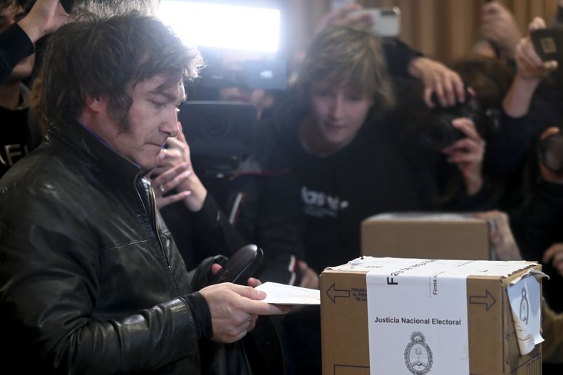 Javier Milei, aspirante a presidente de la coalición Libertad Avanza vota durante las elecciones primarias en Buenos Aires, Argentina, el domingo 13 de agosto de 2023. (Foto AP/Mario De Fina)
