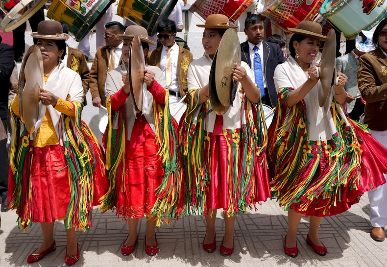 El toque de los platillos se presenta durante una celebración previa al carnaval en Oruro, Bolivia, el sábado 22 de febrero de 2025. (Foto AP/Juan Karita)
