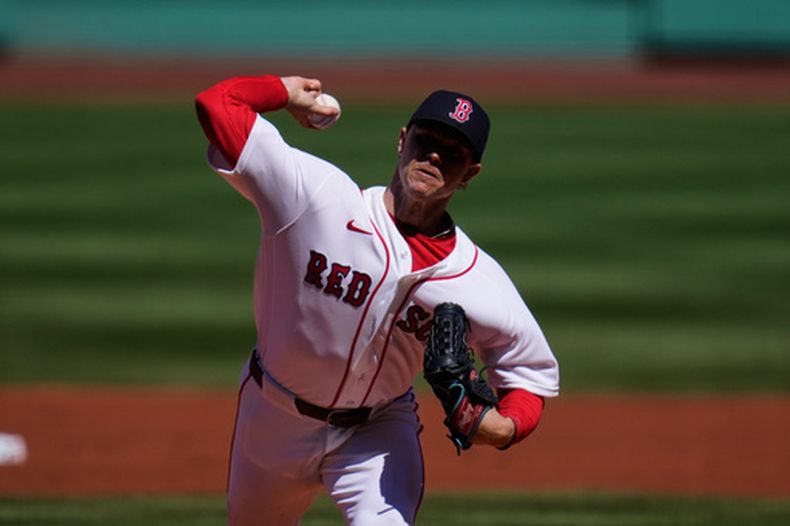 Sonny Gray de los Medias Rojas de Boston lanza ante los Cerveceros de Milwaukee, el miércoles 8 de abril de 2026, en Boston. (AP Foto/Charles Krupa)