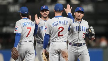 Dansby Swanson, Mike Tauchman, Nico Hoerner y Seiya Suzuki, de los Cachorros de Chicago, festejan la victoria sobre los Gigantes de San Francisco, el viernes 9 de junio de 2023 (AP Foto/Jeff Chiu)