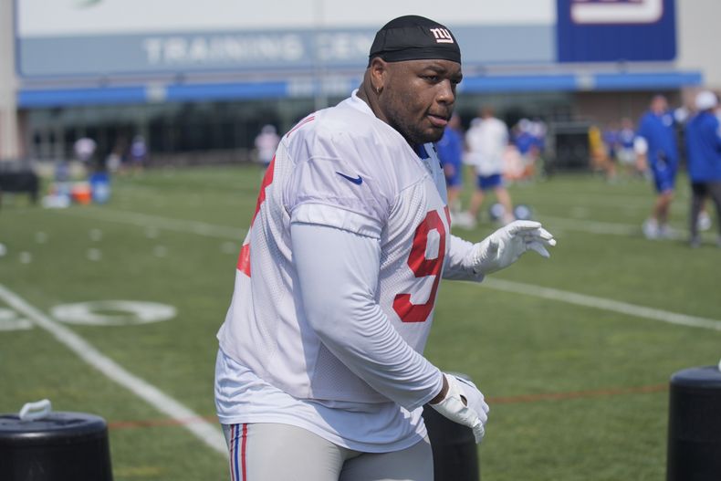 Dexter Lawrence, tacle defensivo de los Giants de Nueva York participa en ejercicios en el campamento de entrenamiento del equipo el domingo 28 de julio del 2024. (AP Foto/Seth Wenig)