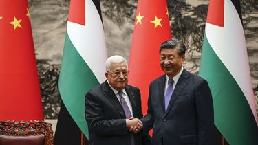 El presidente de China, Xi Jinping, y el presidente palestino, Mahmoud Abbas, en el Gran Salón del Pueblo en Beijing, el 14 de junio de 2023. (Jade Gao/Pool Photo vía AP, archivo)