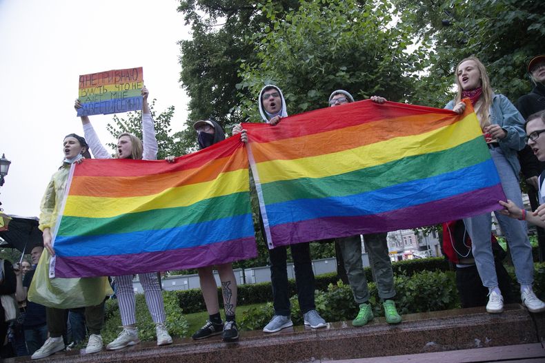 Activistas LGBT ondean banderas durante una manifestación para cancelar los resultados de la votación para modificar la Constitución en Moscú, Rusia, el miércoles 15 de julio de 2020. (AP Foto, Archivos)