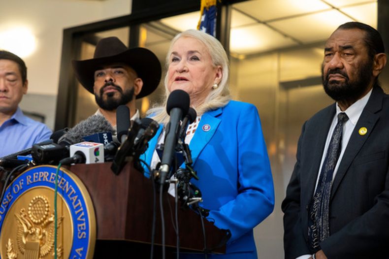 La congresista Sylvia Garcia habla en una conferencia de prensa acerca de su conversación con el director interino del ICE David Venturella fuera de su oficina en Houston, el viernes 10 de julio de 2026. (AP Foto/Annie Mulligan)