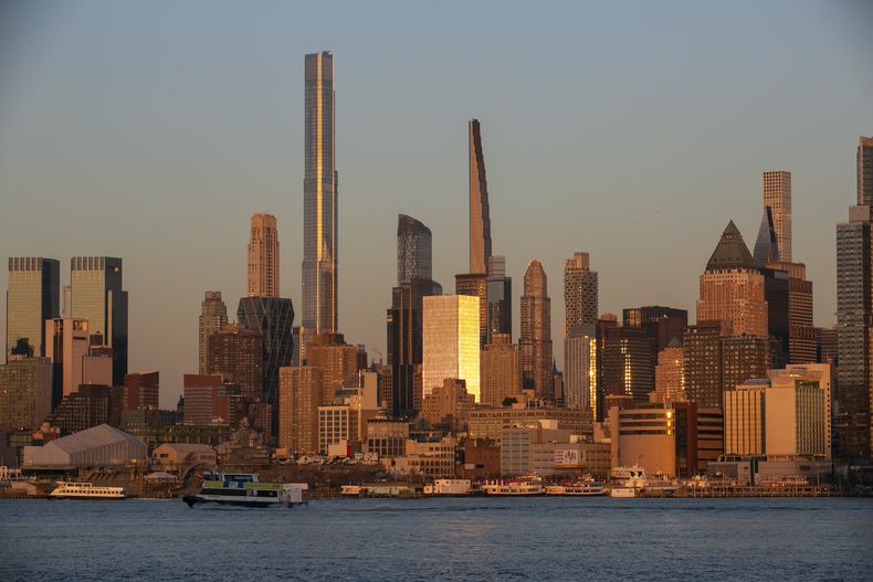 La luz del sol se refleja en los edificios del distrito de Manhattan en Nueva York, visto desde el muelle de Weehawken en Nueva Jersey, el 22 de marzo de 2023. (Foto AP/Ted Shaffrey, archivo)