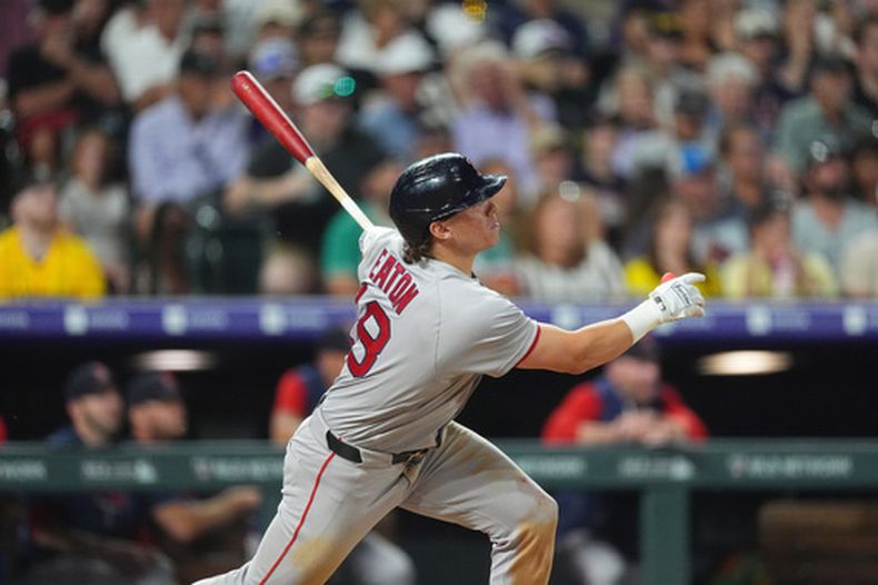 Nate Eaton, de los Medias Rojas de Boston, es eliminado con un elevado ante el lanzador relevista de los Rockies de Colorado, Zach Agnos, en la octava entrada de un partido de béisbol, el martes 23 de junio de 2026, en Denver. (Foto AP/David Zalubowski)