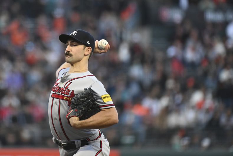 Spencer Strider, de los Bravos de Atlanta, hace un lanzamiento en el juego del viernes 25 de agosto de 2023, ante los Gigantes de San Francisco (AP Foto/Nic Coury)