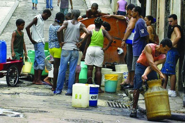 bb930_cuba_esperan_su_turno_para_abastecerse_del_agua_efe.jpg