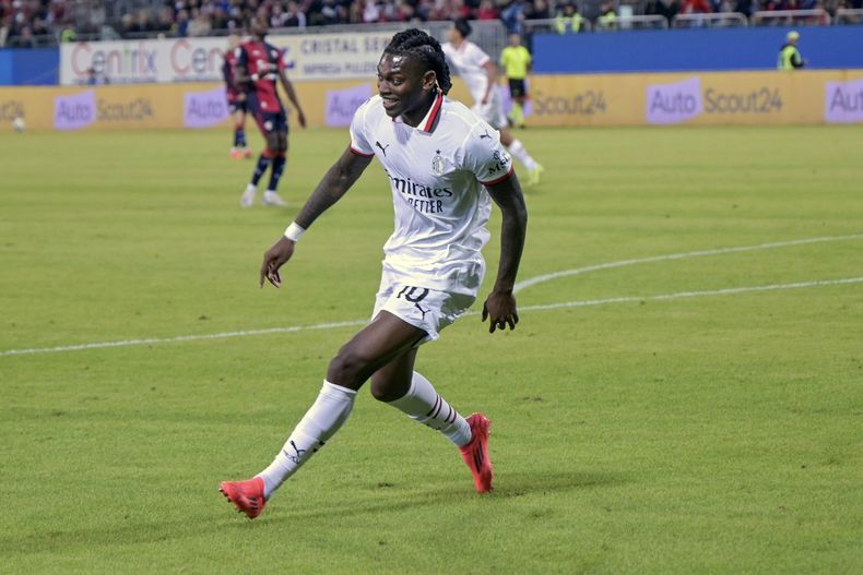 Rafael Leão del AC Milan celebra tras anotar ante Cagliari en el encuentro de la Serie A el sábado 9 de noviembre del 2024. (Gianluca Zuddas/LaPresse via AP)