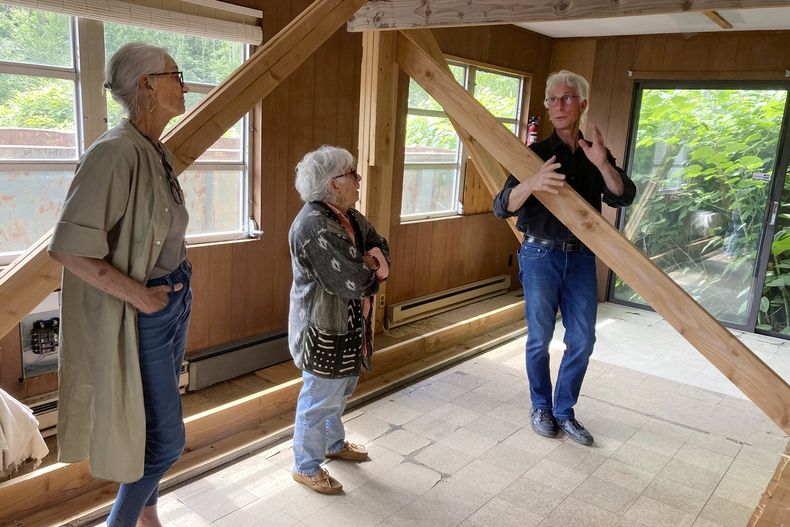 Sarah Griswold, izquierda, Davyne Versandig, centro, y Marc Olivieri, miembros de la junta de Arthur Miller Writing Studio, verifican el estado del antiguo estudio del difunto dramaturgo estadounidense en Roxbury, Connecticut, el miércoles 21 de junio de 2023. El estudio de Miller, originalmente construido en su antigua casa de Roxbury, es donde escribió y revisó varias obras de teatro, su autobiografía Timebends y guiones para las películas The Misfits y The Crucible. La junta de Arthur Miller Writing Studio, junto con la hija de Miller, Rebecca Miller, esperan recaudar 1 millón de dólares para restaurar la modesta estructura del estudio, reubicarla en una biblioteca local cercana y crear programación que inspire a otros escritores. (Foto AP/Susan Haigh)