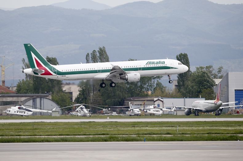 En esta imagen del domingo 5 de mayo de 2019 se ve un avión de Alitalia que despega desde el aeropuerto de Sofía, Bulgaria. (AP Foto/Darko Vojinovic, Archivo)