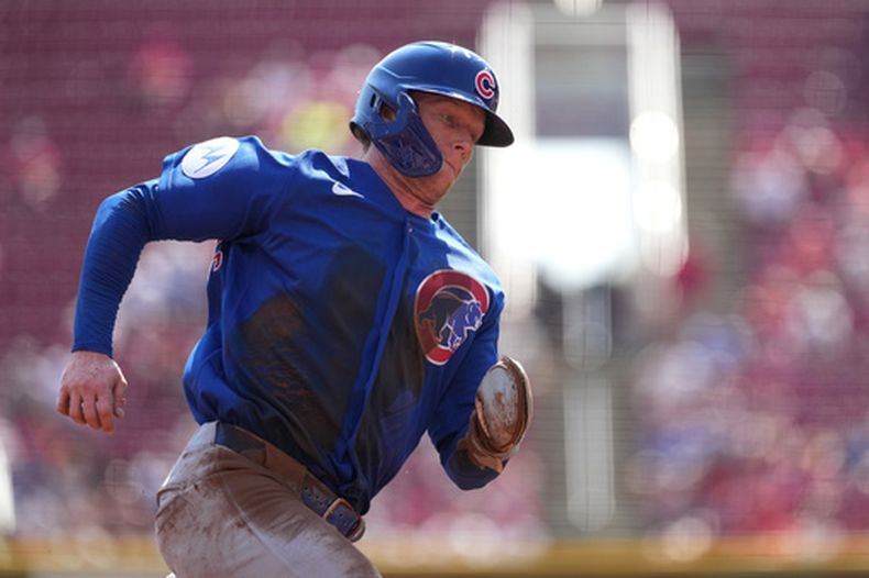 Pete Crow-Armstrong, de los Chicago Cubs, rodea la tercera base camino a anotar durante la primera entrada de un partido de béisbol contra los Rojos de Cincinnati, el domingo 20 de septiembre de 2026, en Cincinnati. (Foto AP/Kareem Elgazzar)