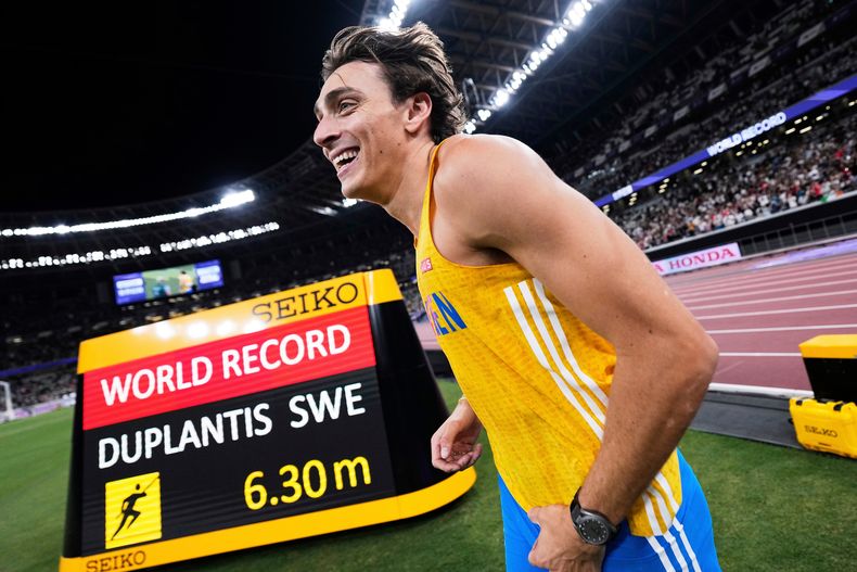 ARCHIVO - El sueco Armand Duplantis reacciona después de ganar el oro y establecer un récord mundial en la final de salto con pértiga masculino en el Campeonato Mundial de Atletismo en Tokio, el lunes 15 de septiembre de 2025. (AP Photo/Ashley Landis, Archivo)