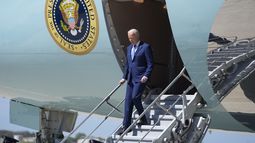 El presidente Joe Biden llega al Aeropuerto Internacional Mitchell de Milwaukee, el miércoles 8 de mayo de 2024, en Milwaukee. (AP Foto/Evan Vucci)