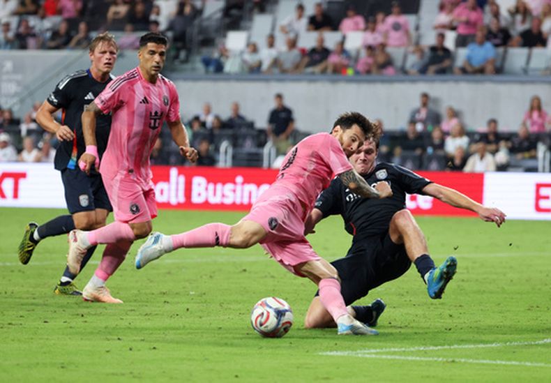 Lionel Messi, con el balón, intenta disparar ante la presión defensiva de Kieran Sargeant, derecha, del San Diego FC durante la primera mitad del partido de la MLS, el domingo 20 de septiembre de 2026, en Miami. (AP Foto/David Santiago)