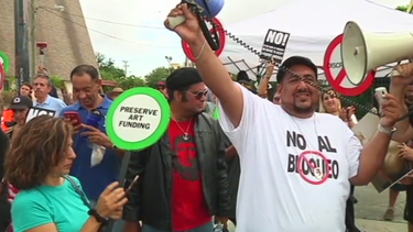 camisetas del che guevara y banderas del 26 de julio en marcha anti trump en miami