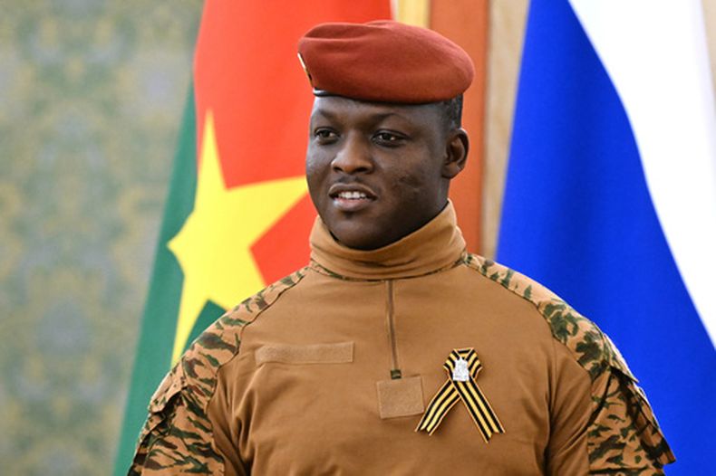 ARCHIVO - En esta imagen, distribuida por la agencia noticiosa RIA Novosti, el presidente de Burkina Faso, Ibrahim Traore, a su llegada al Gran Palacio del Kremlin, en Moscú, Rusia, el 10 de mayo de 2025. (Stanislav Krasilnikov/RIA Novosti vía AP, archivo)