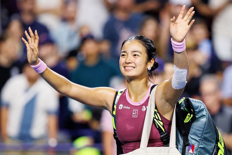 La filipina Alexandra Eala saluda al público tras perder ante la suiza Belinda Bencic en un partido de octavos de final del torneo de tenis National Bank Open en Toronto, el domingo 9 de agosto de 2026. (Keito Newman/The Canadian Press vía AP)