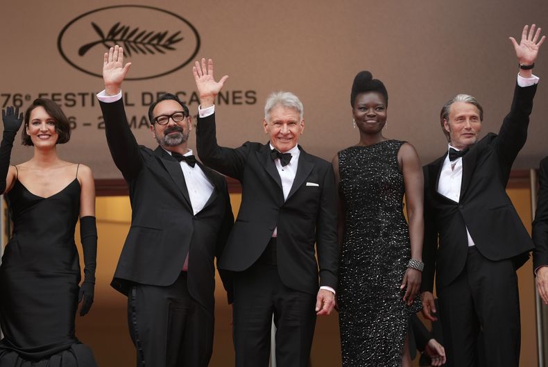 Phoebe Waller-Bridge, de izquierda a derecha, el director James Mangold, Harrison Ford, Shaunette Renee Wilson y Mads Mikkelsen posan a su llegada al estreno de la película Indiana Jones and the Dial of Destiny en la 76a edición del festival internacional de cine de Cannes, en el sur de Francia, el jueves 18 de mayo de 2023. (Foto Scott Garfitt/Invision/AP)