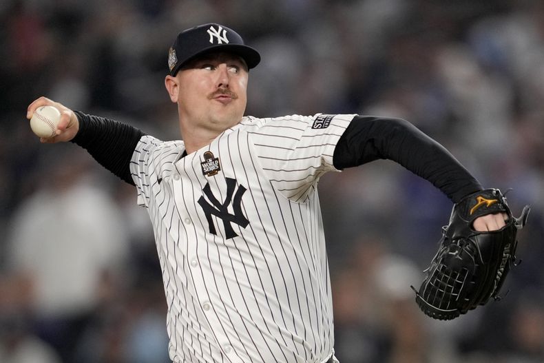 ARCHIVO - El lanzador de los Yankees de Nueva York, Mark Leiter Jr., lanza contra los Dodgers de Los Ángeles durante la novena entrada en el Juego 5 de la Serie Mundial de béisbol, el 30 de octubre de 2024, en Nueva York. (AP Foto/Ashley Landis, Archivo)