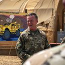 En esta imagen de la Fuerza Aérea de Estados Unidos, el general de división Kenneth P. Ekman habla delante de un cartel de Bienvenido a Niamey que muestra vehículos militares de Estados Unidos en la base aérea 101 en Níger, el 30 de mayo de 2024. (Sargento técnico Christopher Dyer, Fuerza Aérea de Estados Unidos vía AP)