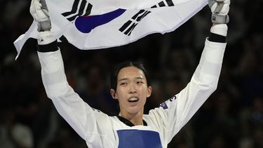 La surcoreana Kim Yujin festeja luego de conseguir el oro en el taekwondo olímpico, en la categoría de los 57 kilogramos, el jueves 8 de agosto de 2024 en París (AP Foto/Andrew Medichini)